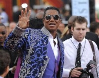 Jermaine Jackson, hermano de Michael, saluda a los asistentes mientras llegaba a la premier de "This Is It"